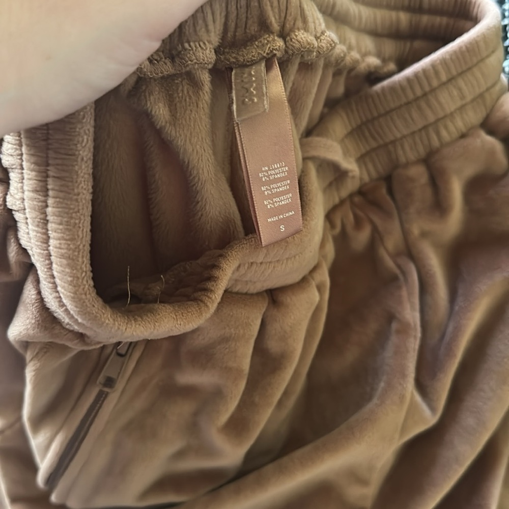 Skims Velour Jogger Sienna‎ - Picture 2 of 3